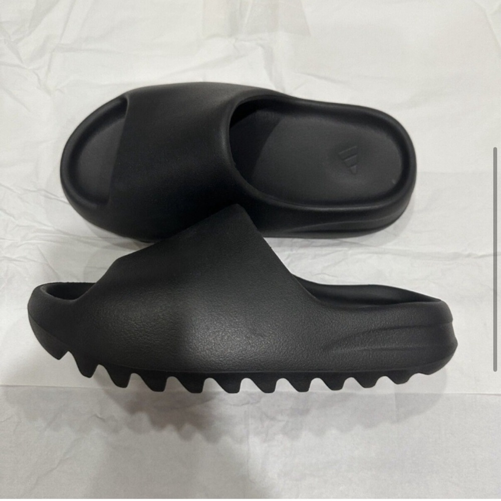 YEEZY SLIDES
